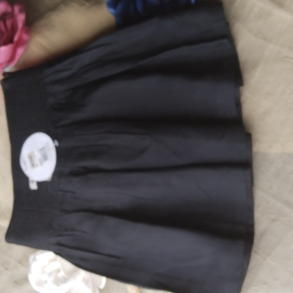 BCBGeneration Size O/XS Black pleated short skirt w/wide band & 2 big pockets.